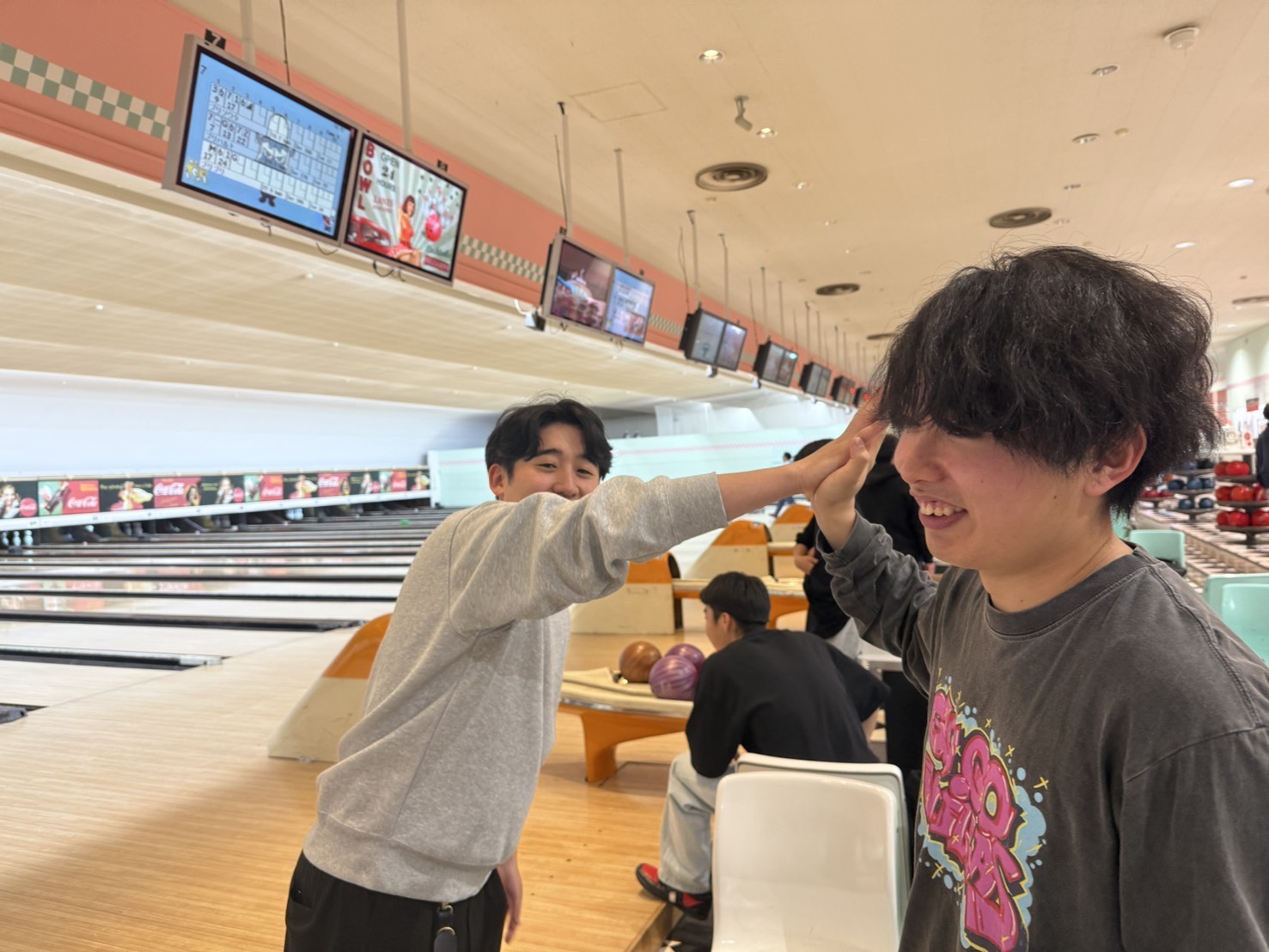 ボウリング大会でハイタッチ